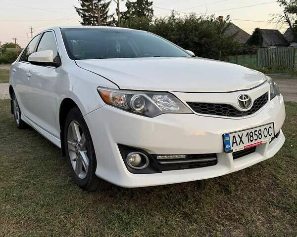 Белый Тойота Камри, объемом двигателя 2.49 л и пробегом 178 тыс. км за 10700 $, фото 1 на Automoto.ua