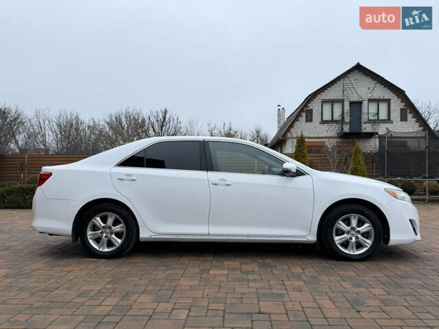 Белый Тойота Камри, объемом двигателя 2.5 л и пробегом 277 тыс. км за 10700 $, фото 1 на Automoto.ua