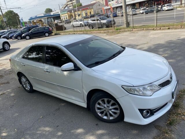 Белый Тойота Камри, объемом двигателя 2.5 л и пробегом 170 тыс. км за 9700 $, фото 1 на Automoto.ua