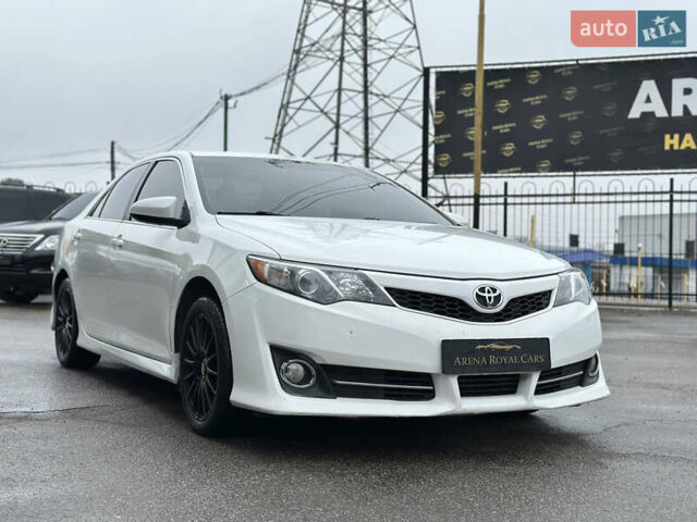 Білий Тойота Камрі, об'ємом двигуна 2.5 л та пробігом 180 тис. км за 11400 $, фото 8 на Automoto.ua