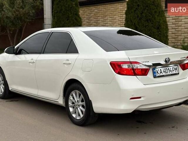 Белый Тойота Камри, объемом двигателя 2.49 л и пробегом 235 тыс. км за 12500 $, фото 2 на Automoto.ua
