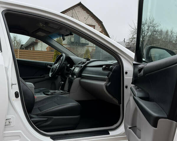 Белый Тойота Камри, объемом двигателя 2.5 л и пробегом 277 тыс. км за 10700 $, фото 17 на Automoto.ua