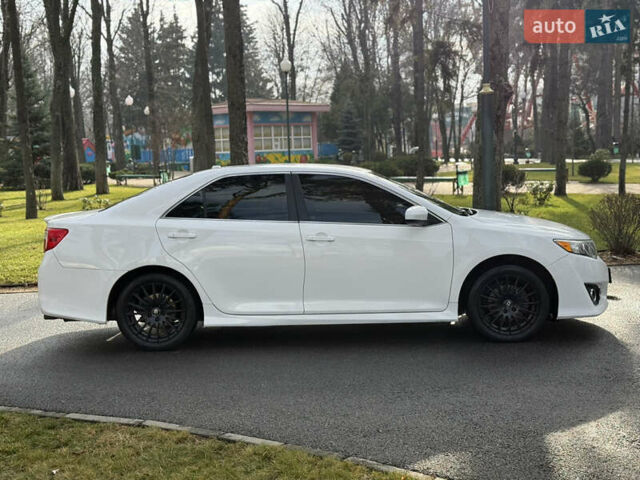 Белый Тойота Камри, объемом двигателя 2.5 л и пробегом 180 тыс. км за 10999 $, фото 5 на Automoto.ua