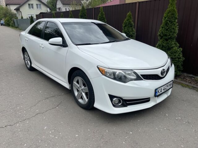 Белый Тойота Камри, объемом двигателя 2.5 л и пробегом 228 тыс. км за 8800 $, фото 1 на Automoto.ua