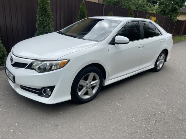 Белый Тойота Камри, объемом двигателя 2.5 л и пробегом 228 тыс. км за 8800 $, фото 3 на Automoto.ua