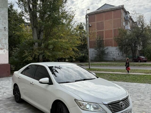 Білий Тойота Камрі, об'ємом двигуна 2.5 л та пробігом 185 тис. км за 14000 $, фото 1 на Automoto.ua