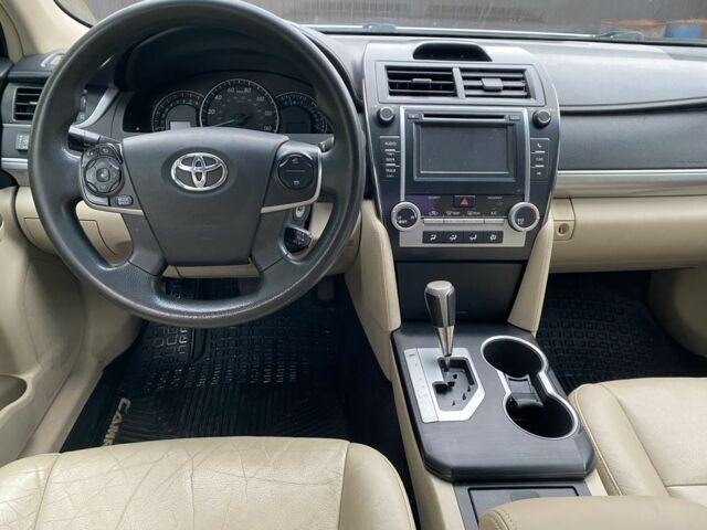 Білий Тойота Камрі, об'ємом двигуна 2.5 л та пробігом 230 тис. км за 10000 $, фото 6 на Automoto.ua