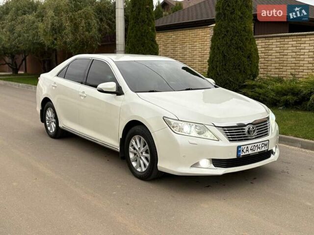 Белый Тойота Камри, объемом двигателя 2.49 л и пробегом 235 тыс. км за 12500 $, фото 1 на Automoto.ua