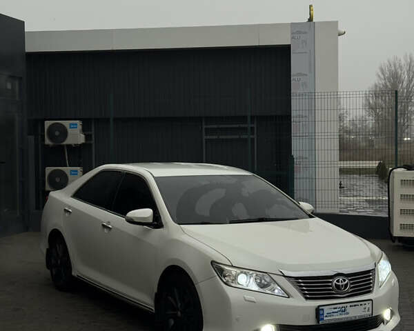 Белый Тойота Камри, объемом двигателя 2.5 л и пробегом 188 тыс. км за 14500 $, фото 2 на Automoto.ua