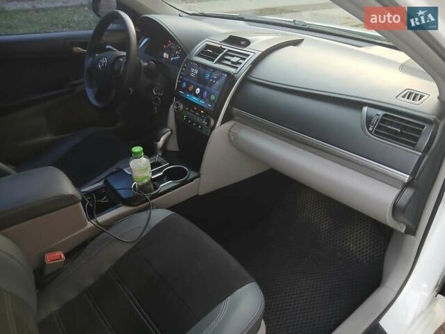Білий Тойота Камрі, об'ємом двигуна 2.49 л та пробігом 250 тис. км за 10600 $, фото 5 на Automoto.ua