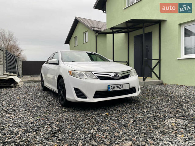 Білий Тойота Камрі, об'ємом двигуна 2.5 л та пробігом 230 тис. км за 10000 $, фото 1 на Automoto.ua