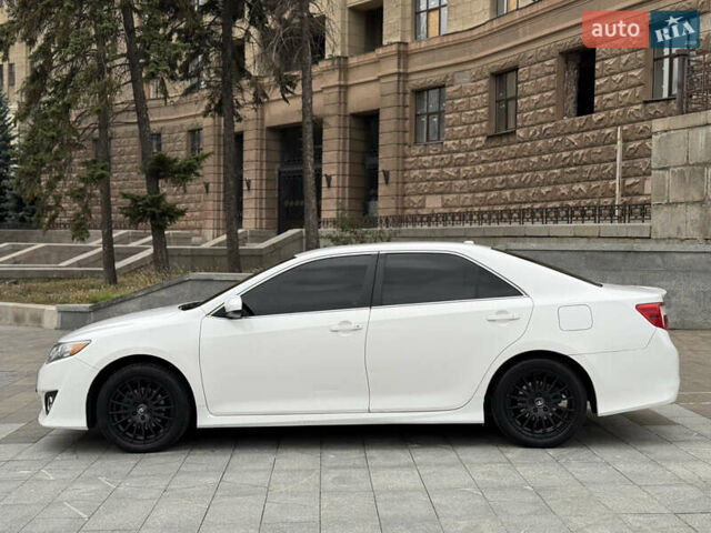 Білий Тойота Камрі, об'ємом двигуна 2.5 л та пробігом 180 тис. км за 10800 $, фото 4 на Automoto.ua