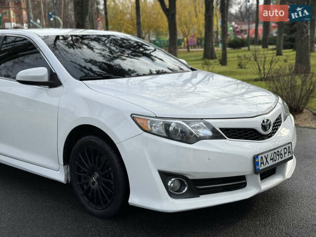 Белый Тойота Камри, объемом двигателя 2.5 л и пробегом 180 тыс. км за 10999 $, фото 3 на Automoto.ua