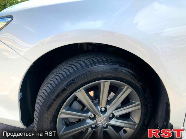 Белый Тойота Камри, объемом двигателя 2.5 л и пробегом 142 тыс. км за 14500 $, фото 2 на Automoto.ua