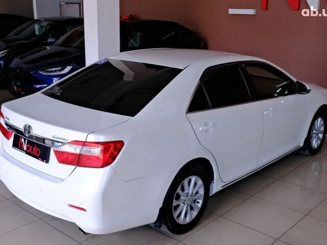 Белый Тойота Камри, объемом двигателя 2.5 л и пробегом 138 тыс. км за 13500 $, фото 4 на Automoto.ua