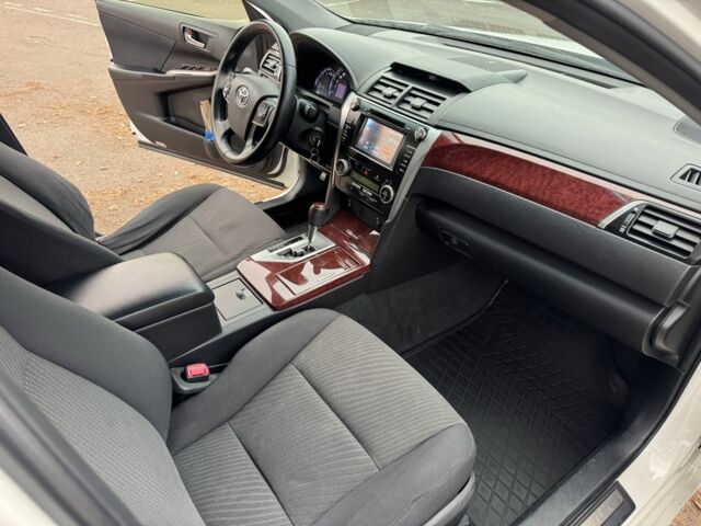 Белый Тойота Камри, объемом двигателя 2.5 л и пробегом 280 тыс. км за 9800 $, фото 6 на Automoto.ua