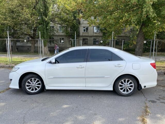 Белый Тойота Камри, объемом двигателя 2.5 л и пробегом 170 тыс. км за 9700 $, фото 2 на Automoto.ua