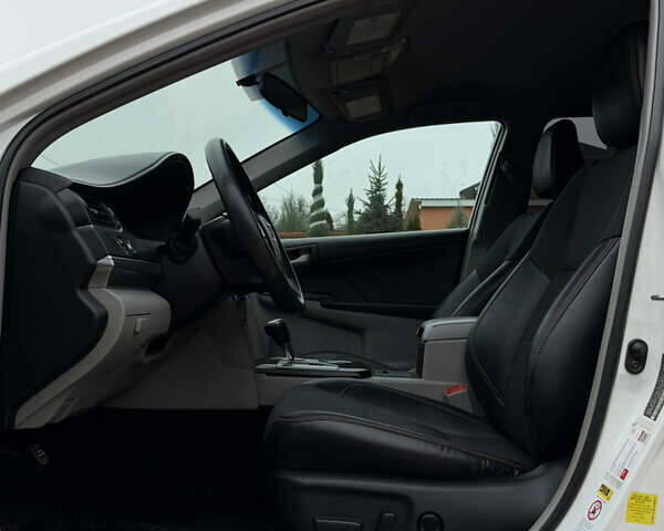 Белый Тойота Камри, объемом двигателя 2.5 л и пробегом 277 тыс. км за 10700 $, фото 14 на Automoto.ua