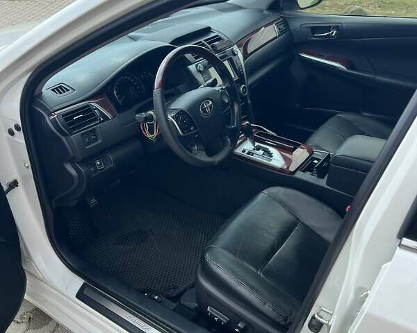 Білий Тойота Камрі, об'ємом двигуна 2.5 л та пробігом 370 тис. км за 12500 $, фото 4 на Automoto.ua