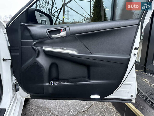 Білий Тойота Камрі, об'ємом двигуна 2.5 л та пробігом 180 тис. км за 11400 $, фото 24 на Automoto.ua