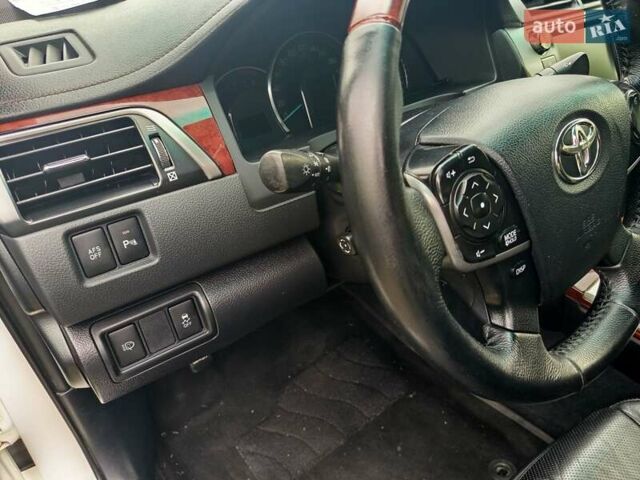 Белый Тойота Камри, объемом двигателя 2.5 л и пробегом 236 тыс. км за 13500 $, фото 2 на Automoto.ua