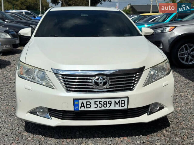 Белый Тойота Камри, объемом двигателя 2.5 л и пробегом 155 тыс. км за 13700 $, фото 1 на Automoto.ua