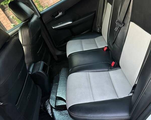 Белый Тойота Камри, объемом двигателя 2.49 л и пробегом 178 тыс. км за 10700 $, фото 13 на Automoto.ua