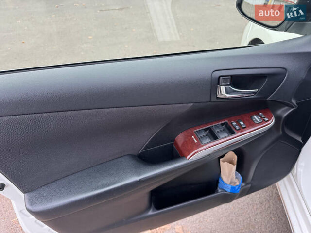 Белый Тойота Камри, объемом двигателя 2.49 л и пробегом 280 тыс. км за 9800 $, фото 12 на Automoto.ua