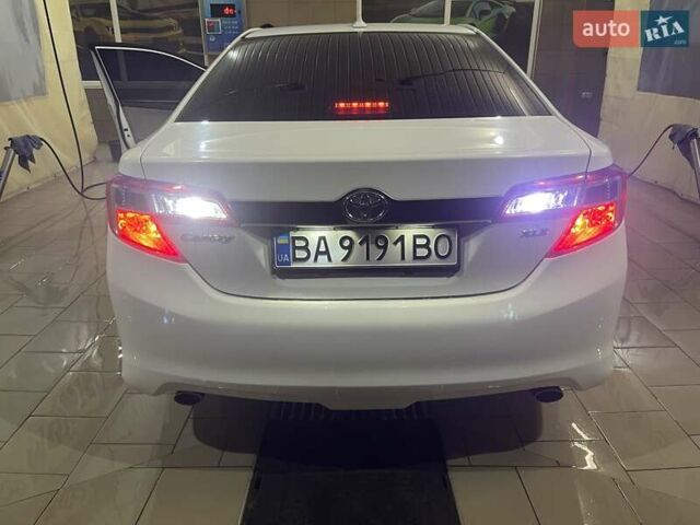 Белый Тойота Камри, объемом двигателя 3.46 л и пробегом 257 тыс. км за 13100 $, фото 95 на Automoto.ua
