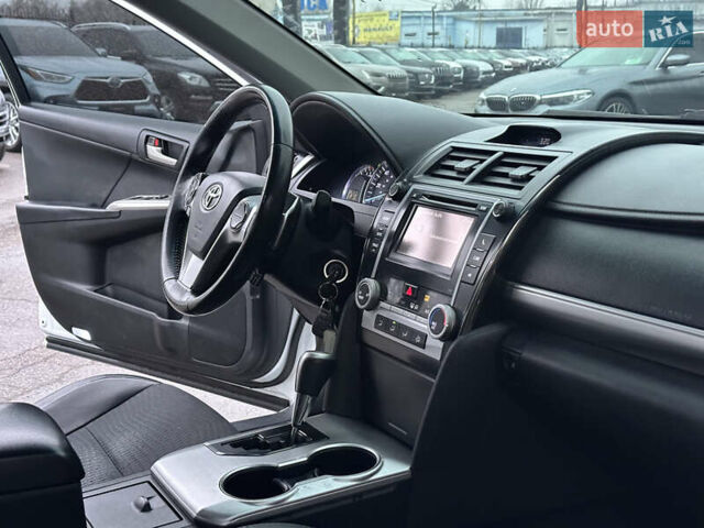 Білий Тойота Камрі, об'ємом двигуна 2.5 л та пробігом 180 тис. км за 11400 $, фото 23 на Automoto.ua