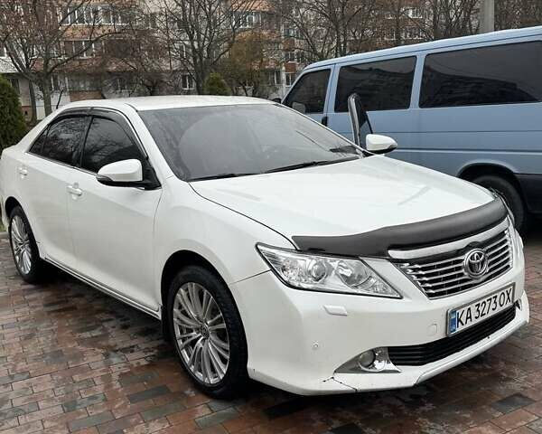 Белый Тойота Камри, объемом двигателя 2.5 л и пробегом 206 тыс. км за 12000 $, фото 2 на Automoto.ua