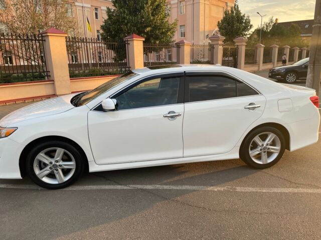 Белый Тойота Камри, объемом двигателя 2.5 л и пробегом 150 тыс. км за 12700 $, фото 2 на Automoto.ua