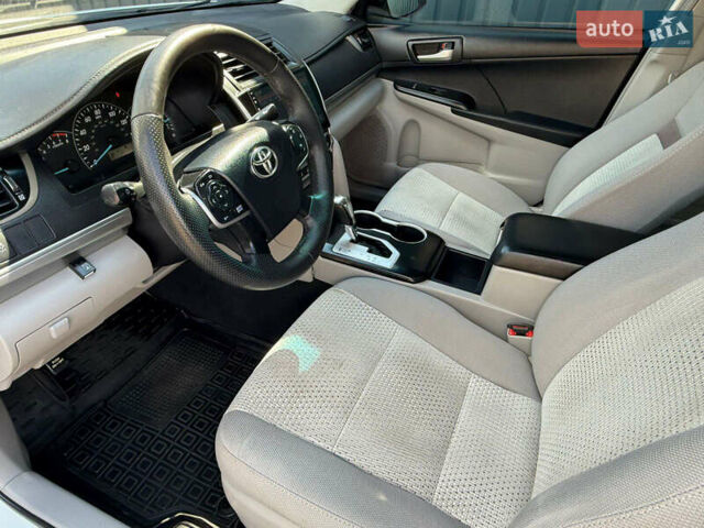 Белый Тойота Камри, объемом двигателя 2.49 л и пробегом 250 тыс. км за 10700 $, фото 33 на Automoto.ua