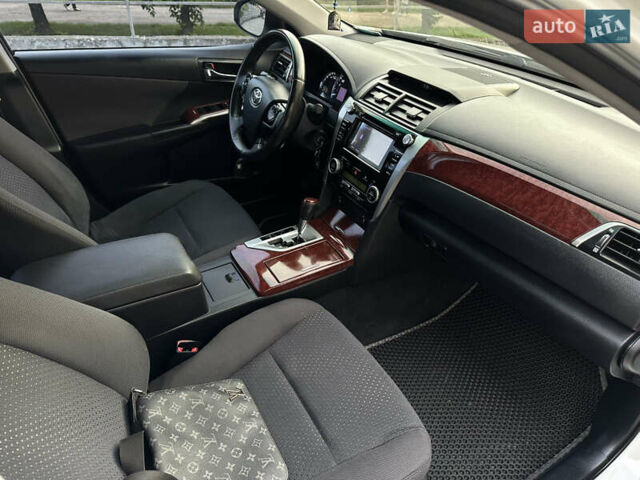 Білий Тойота Камрі, об'ємом двигуна 2.49 л та пробігом 315 тис. км за 12999 $, фото 12 на Automoto.ua