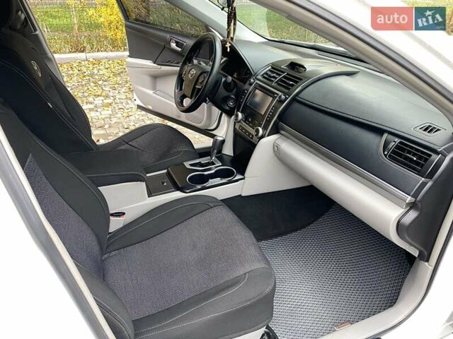 Белый Тойота Камри, объемом двигателя 2.5 л и пробегом 188 тыс. км за 10900 $, фото 27 на Automoto.ua