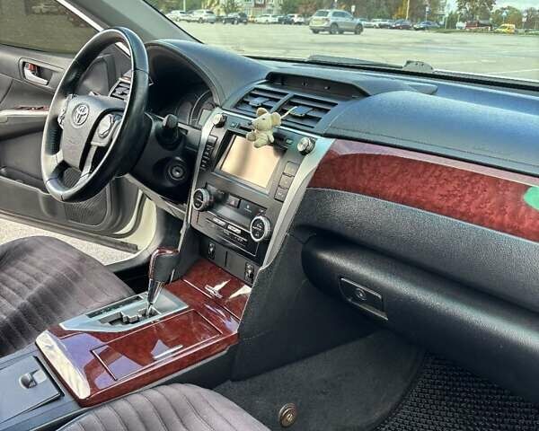 Белый Тойота Камри, объемом двигателя 2.5 л и пробегом 249 тыс. км за 13950 $, фото 5 на Automoto.ua