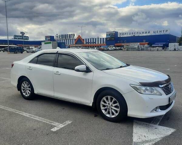 Белый Тойота Камри, объемом двигателя 2.5 л и пробегом 249 тыс. км за 13950 $, фото 2 на Automoto.ua