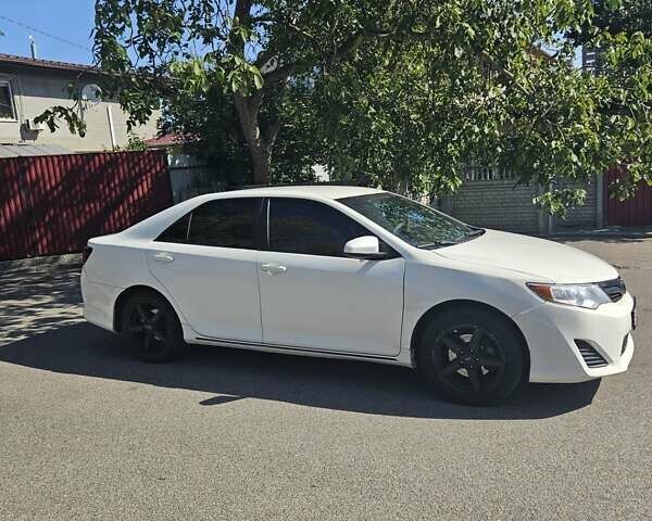 Белый Тойота Камри, объемом двигателя 2.49 л и пробегом 440 тыс. км за 9000 $, фото 6 на Automoto.ua