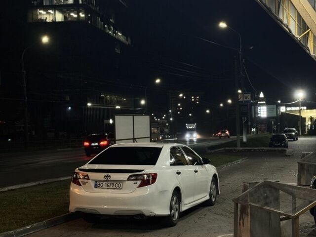 Белый Тойота Камри, объемом двигателя 2.5 л и пробегом 240 тыс. км за 9999 $, фото 3 на Automoto.ua