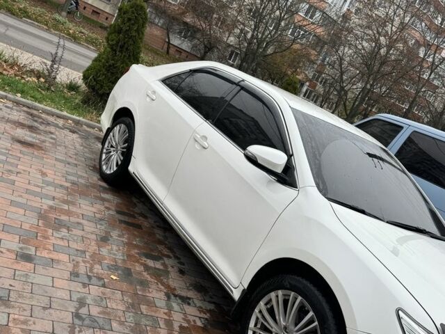 Белый Тойота Камри, объемом двигателя 2.5 л и пробегом 206 тыс. км за 12000 $, фото 1 на Automoto.ua