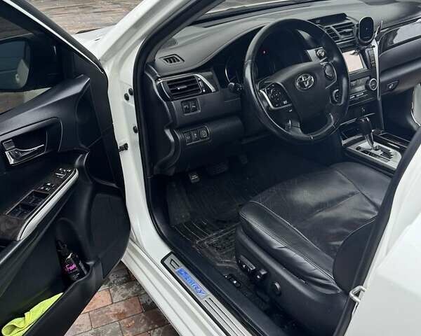 Белый Тойота Камри, объемом двигателя 2.5 л и пробегом 206 тыс. км за 12000 $, фото 4 на Automoto.ua