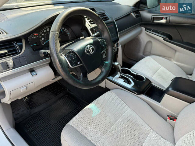 Белый Тойота Камри, объемом двигателя 2.49 л и пробегом 250 тыс. км за 10700 $, фото 32 на Automoto.ua