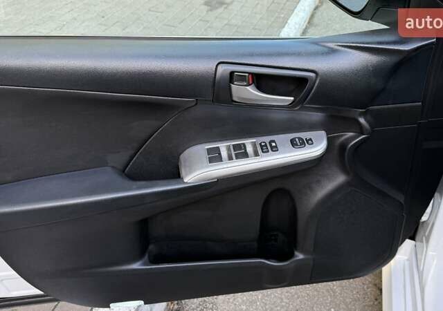 Белый Тойота Камри, объемом двигателя 2.49 л и пробегом 225 тыс. км за 12300 $, фото 6 на Automoto.ua