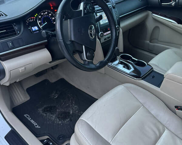 Белый Тойота Камри, объемом двигателя 2.5 л и пробегом 190 тыс. км за 13400 $, фото 6 на Automoto.ua