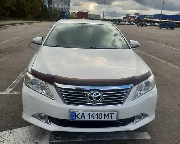 Белый Тойота Камри, объемом двигателя 2.5 л и пробегом 248 тыс. км за 12650 $, фото 1 на Automoto.ua