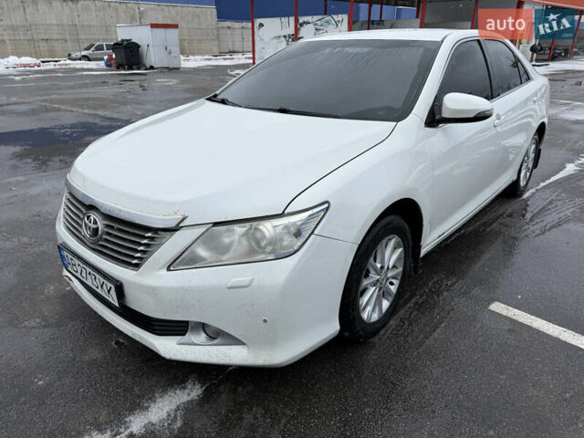 Белый Тойота Камри, объемом двигателя 2.49 л и пробегом 265 тыс. км за 11850 $, фото 1 на Automoto.ua