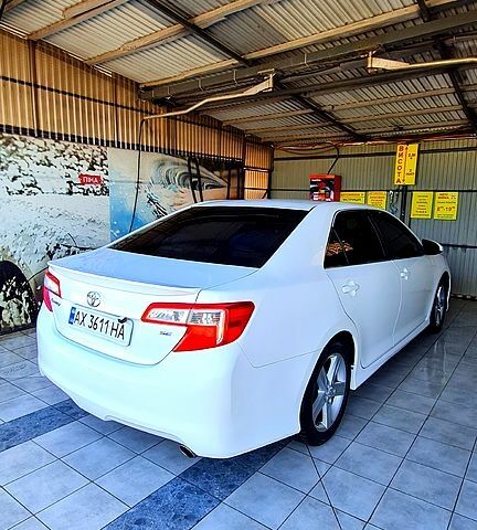 Білий Тойота Камрі, об'ємом двигуна 2.5 л та пробігом 107 тис. км за 12500 $, фото 2 на Automoto.ua