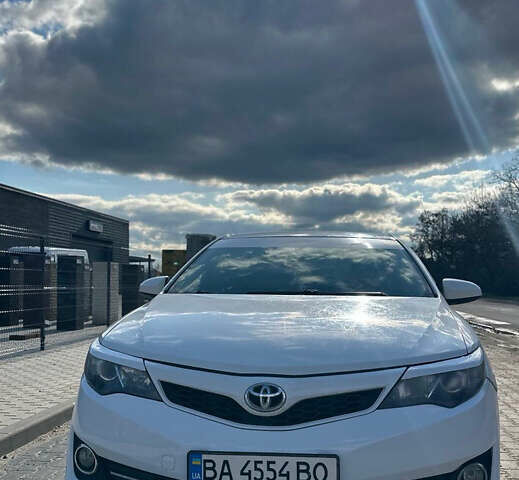 Белый Тойота Камри, объемом двигателя 2.5 л и пробегом 198 тыс. км за 10500 $, фото 1 на Automoto.ua