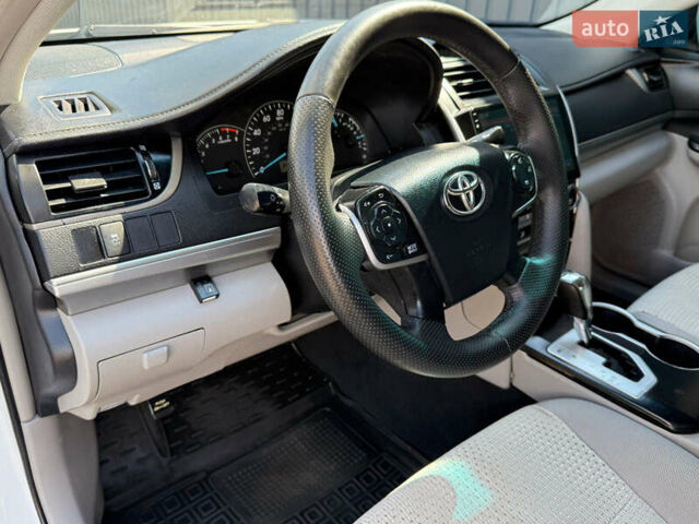 Белый Тойота Камри, объемом двигателя 2.49 л и пробегом 250 тыс. км за 10700 $, фото 41 на Automoto.ua