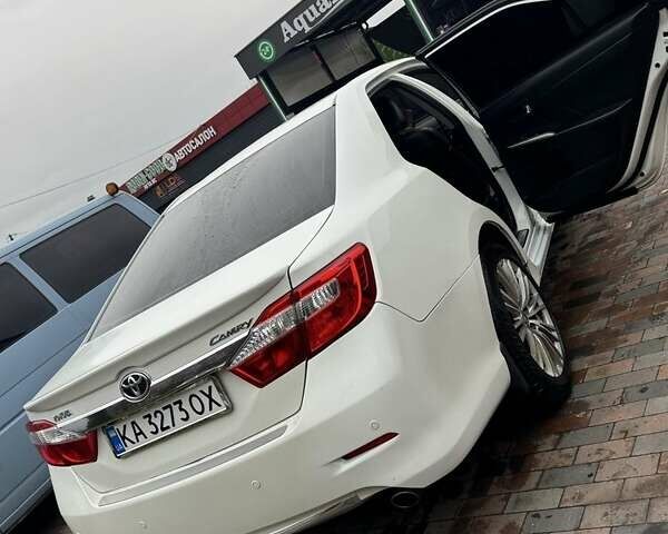 Белый Тойота Камри, объемом двигателя 2.5 л и пробегом 206 тыс. км за 12000 $, фото 3 на Automoto.ua